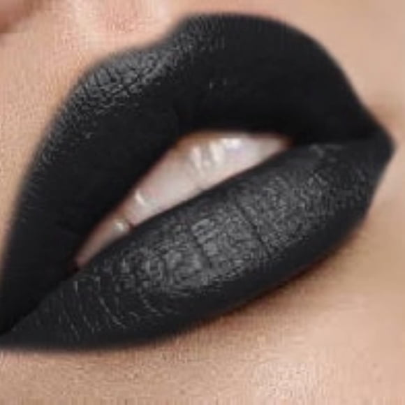 Lápiz labial líquido mate de The Clique Noche Bella Black