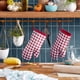 thumbnail image 2 of Juego de 2 guantes de cocina KitchenAid Gingham Passion Red de algodón, 2 of 3
