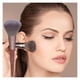 thumbnail image 1 of Brocha de maquillaje para polvos y rubor de cerdas seminaturales, 1 of 5