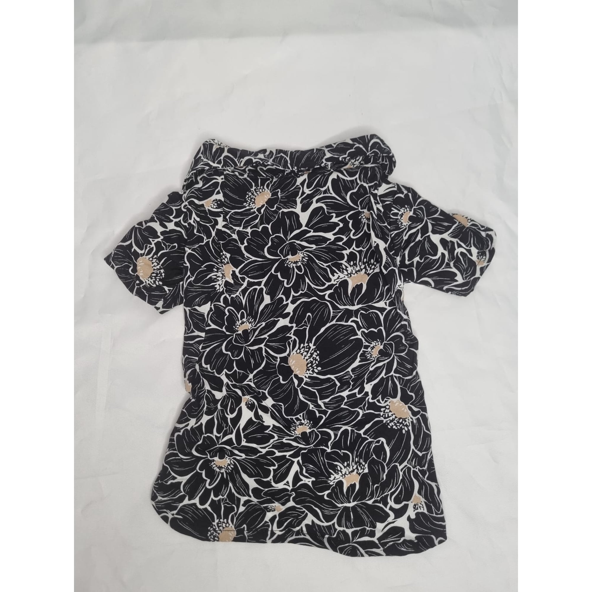 Guayabera mascota negra flores talla S