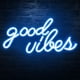 thumbnail image 1 of Letrero decorativo DECANIT Good Vibes luz neón USB 41x20x2 cm, 1 of 6