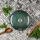 thumbnail image 5 of Horno holandés Le Creuset de hierro fundido esmaltado, 9 litros, color alcacauta, 5 of 5
