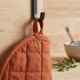 thumbnail image 5 of REGALWOVEN 2 Pcs Agarraderas, Trivets Resistentes al Calor, Almohadillas Antideslizantes para Encimeras, Agarraderas para Horno para Cocina, Hornear y BBQ Rojo anaranjado 7.1*7.1in, 5 of 6