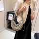thumbnail image 4 of Bolso De Mano Acolchado Para Mujer, Ligero Y Acolchado, Tipo Hobo, 2023, Con Pliegues En Forma De Nube., 4 of 5