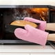 thumbnail image 4 of Guantes de Horno Suaves, Guantes de Cocina Resistentes al Calor, Forro de Algodón Grueso, Agarre para Hornear, Asar, Juego de Guantes de Cocina de 2 Piezas Rosa 10.6x6.7 pulgadas, 4 of 6