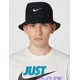 thumbnail image 2 of Gorra tipo cubo Nike Apex Swoosh Blanca/Negra Talla Media, 2 of 5