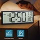 thumbnail image 4 of Reloj digital de pared Henescribe 38 cm negro con ajuste automático de horario de verano, 4 of 7