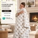 thumbnail image 3 of Manta Fruaros 152x127 cm de pelaje sintético con textura burbuja en colores camello y marfil, 3 of 8