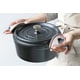 thumbnail image 4 of Manoplas Potholder Staub Z1033-855 con pomo, negras, juego de 2, 4 of 5