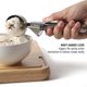 thumbnail image 5 of Cuchara para Helado Calphalon Prime de Acero Inoxidable con Pestillo, 5 of 8