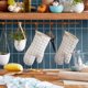 thumbnail image 3 of Juego de 2 guantes para horno KitchenAid, batido a cuadros, 18 x 33 cm, 3 of 3