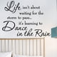 thumbnail image 5 of La vida no se trata de esperar a que pase la tormenta, se trata de aprender a bailar bajo la lluvia. Vinilo decorativo para pared con citas inspiradoras., 5 of 7