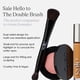 thumbnail image 2 of Brocha de maquillaje Saie The Double Brush para polvo y crema, 2 of 5