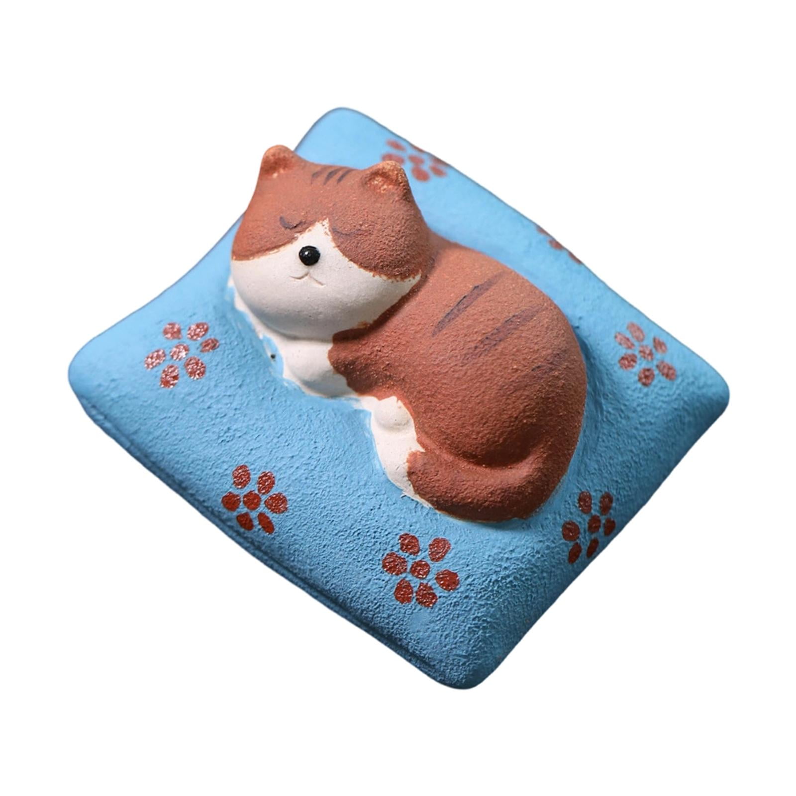 Bothyi - Figurita De Gato Durmiendo De Arcilla Morada, Ideal Para Decorar Escritorios, Salas De Estar Y Estanterías. Cojín Azul.