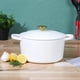 thumbnail image 4 of Oven Dutch Oven Crock-Pot Artisan de 5 litros, lino mate blanco con pomo dorado, 4 of 6