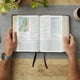 thumbnail image 4 of Biblia de Estudio HarperCollins Burdeos a Todo Color, 4 of 8