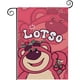 thumbnail image 1 of Oso Lotso Fresa-bandera de jardín temática. Regalo perfecto para fans, amigos y familiares, ideal para actividades al aire libre y decoración de fiestas.28CM*45CM, 1 of 5