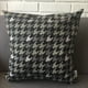 thumbnail image 3 of FUNDA COJIN DECORATIVO DISEÑO PRINT GRIS Y NEGRO 60x60, 3 of 3