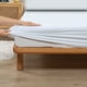 thumbnail image 2 of PROTECTOR DE COLCHÓN IMPERMEABLE ALMOHADILLA PARA INCONTINENCIA ALMOHADILLA LAVABLE BLANCA DE, 2 of 5