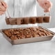 thumbnail image 2 of Pan de brownie antiadherente con divisores, sartén de horneado de acero de alto carbono, hace 18 brownies pre-cortados a la vez - 12,2 x 7,6 x 1,7 pulgadas (dimensión interior), 2 of 3
