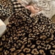thumbnail image 4 of Manta de lana de medio terciopelo Manta de punto con estampado de leopardo para niños Manta de punto con forro polar Manta descalza con estampado de leopardo Manta de ensueño, 4 of 5