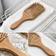 thumbnail image 3 of Peine de madera con cerdas de madera, cepillo para desenredar y peinar el cabello de las mujeres., 3 of 5
