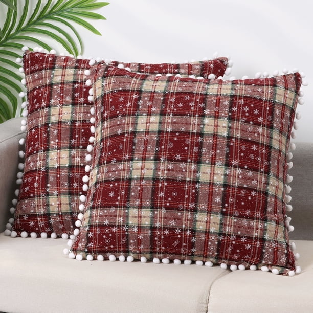 REGALWOVEN Juego de 2 Fundas de Cojín Decorativas de Copo de Nieve a Cuadros Festivos Tartan Escocés Funda de Cojín Rojo Pompones Cuadrícula 18' x 18'