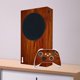 thumbnail image 4 of Capa de vinilo SYGTOYUE para Xbox Series S (Marrón) – Consola + 2 mandos, 4 of 4