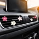 thumbnail image 3 of Clip Aromatizador Auto Frienda Flor Daisy 6 Unidades Aleacian, 3 of 3