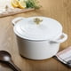 thumbnail image 5 of Oven Dutch Oven Crock-Pot Artisan de 5 litros, lino mate blanco con pomo dorado, 5 of 6