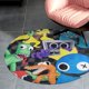 thumbnail image 4 of AMIGOS DEL ARCOÍRIS Alfombra Redonda de Felpa Coral, Antideslizante, No Desprende Pelusas, Lavable y Duradera para Salón, Dormitorio y Habitación de Niños 60cm, 4 of 6