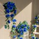thumbnail image 2 of Guirnalda artificial de rosas y flores falsas de 16 pies, 2 unidades, color azul, 2 of 6