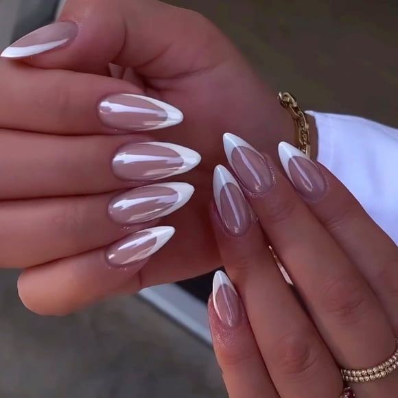 Donut glaseado SXVME de la marca Press on Nails, rosquilla blanca con punta francesa y almendra