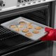 thumbnail image 4 of Bandeja para hornear KitchenAid KE955OSNSA, antiadherente, 33 x 46 cm, color plateado, 4 of 7