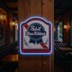 thumbnail image 1 of Letrero LED decorativo American Art Decor Pabst PBR Shield estilo retro de cerveza, 1 of 6