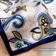 thumbnail image 3 of Pañuelo cuadrado pequeño de seda morera para mujer - Pañuelo para el cuello - Pañuelo de seda - 53 x 53 cm, 3 of 5
