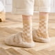 thumbnail image 4 of Lote de 5 pares de calcetines gruesos de lana para mujer, con diseño de cuadros geométricos, de algodón, estilo hip hop, unisex., 4 of 6