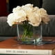 thumbnail image 2 of Rosas Blancas en Florero Cuadrado de Vidrio 23 cm, 2 of 3