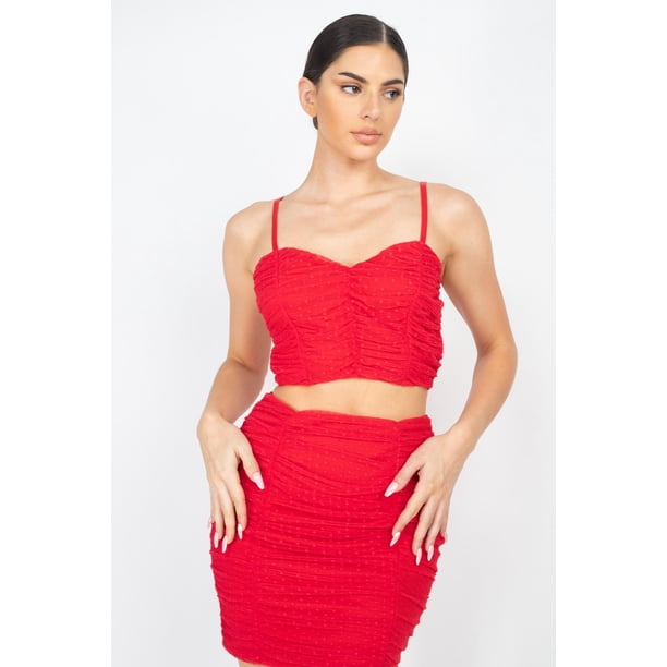 Un Top Corto Tejido Que Incluye una Parte Superior con Lunares Estampados por Todas Partes y un Conjunto de Minifalda Tejida.