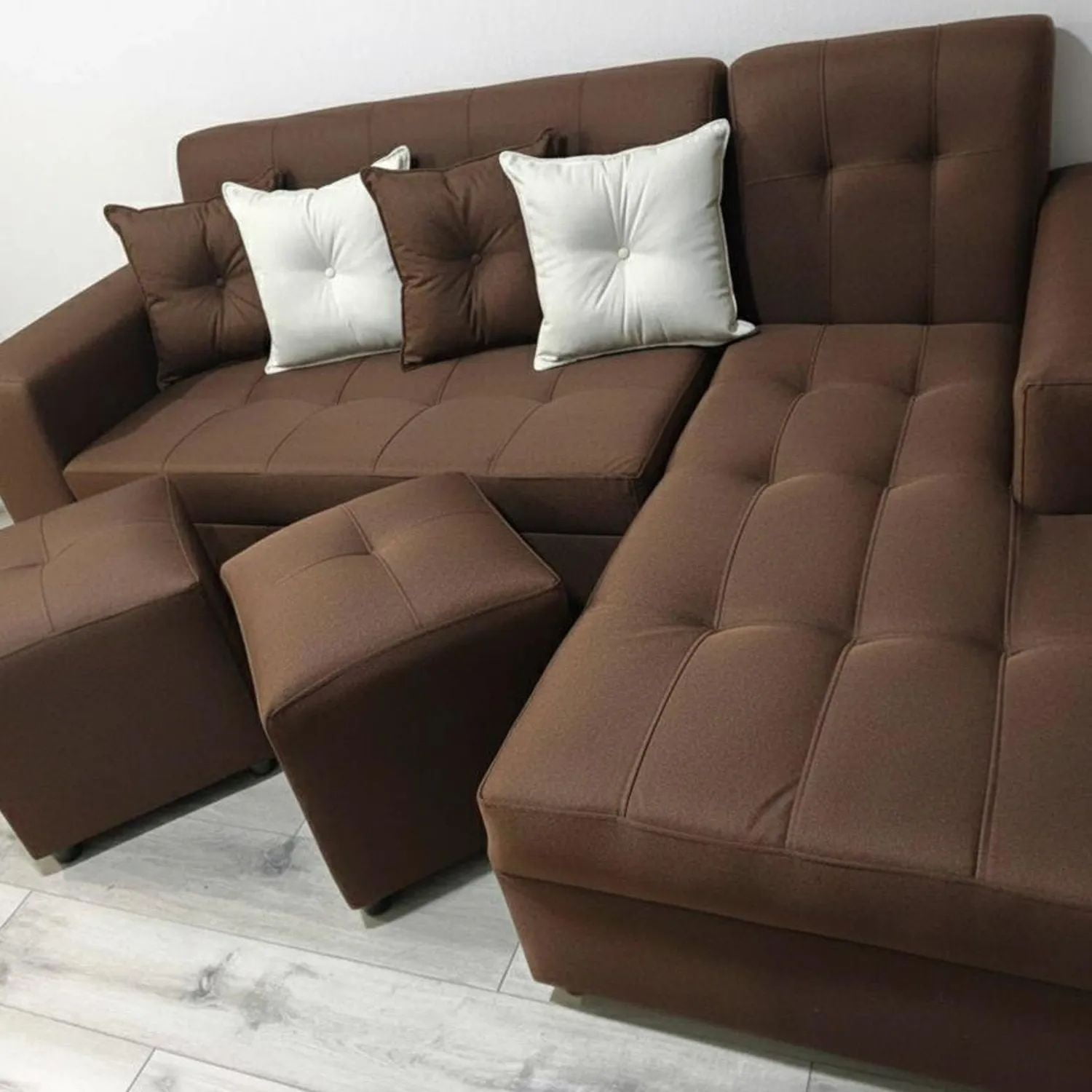 Nevi Express - Sofa Seccional L 3 Cuerpos + 2 Puff Café