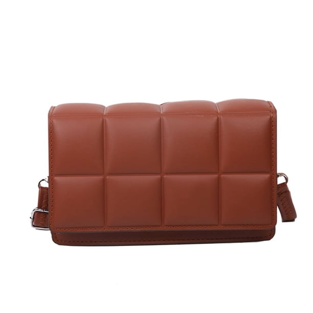 Bolso bandolera para mujer de piel con diseño cuboide y diseño torcido.