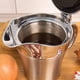 thumbnail image 3 of Jarra para salsa de acero inoxidable con doble aislamiento y tapa abatible, 16 oz, 3 of 6
