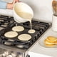 thumbnail image 2 of Bol para rebozar Nordic Ware Better, 2,5 L, blanco, fabricado en Estados Unidos, 2 of 5