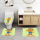 thumbnail image 2 of Noodle y Amigos Juego de 3 alfombras de baño de coral fleece: tapete de baño + alfombra de inodoro en forma de U + funda de tapa de inodoro en forma de O, 2 of 6