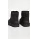 thumbnail image 4 of Bota UGG Classic Mini II para mujer, color negro, 4 of 5