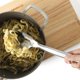 thumbnail image 4 of Cucharón para Pasta Calphalon Prime con Mango de Acero Inoxidable, 4 of 7