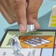 thumbnail image 5 of Juego de mesa Monopoly Classic con bandeja de almacenamiento para 8 o más de 2 a 6 jugadores, 5 of 9