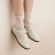 thumbnail image 4 of Zapatillas CUSHIONAIRE Belinda con detalle de encaje y lazo, 4 of 9