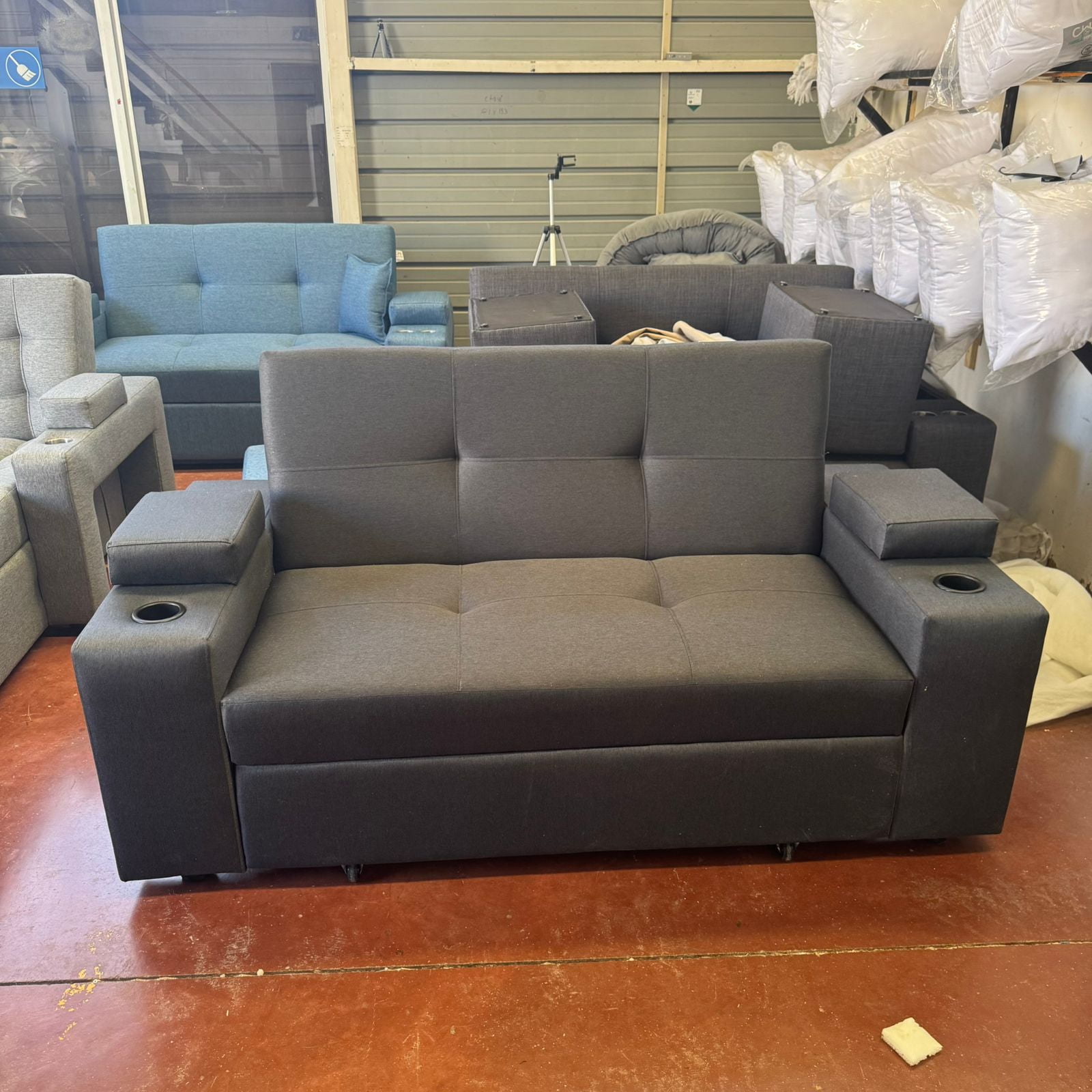 Camila Home - Sofá Cama Repelente Al Agua Royal 2 Plazas Lino Marengo Con Portavasos, Puffs Y Cojines