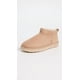 thumbnail image 2 of Bota moderna UGG Classic Ultra Mini para mujer, color arena, talla 8, 2 of 5